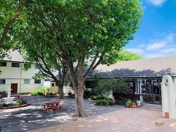 BERGVLIET PRIMARY SCHOOL - School building exterior