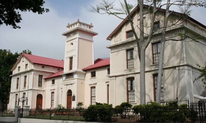 HOËRSKOOL GIMNASIUM PAARL - School building exterior